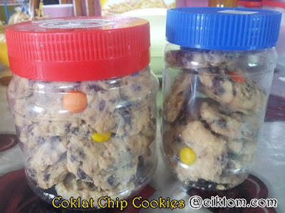 coklat chip cookies dalam balang