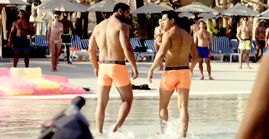 Стояк час. Мужчины без плавок. Мужчины в плавках на пляже. Перень с состоеком на пляжу.