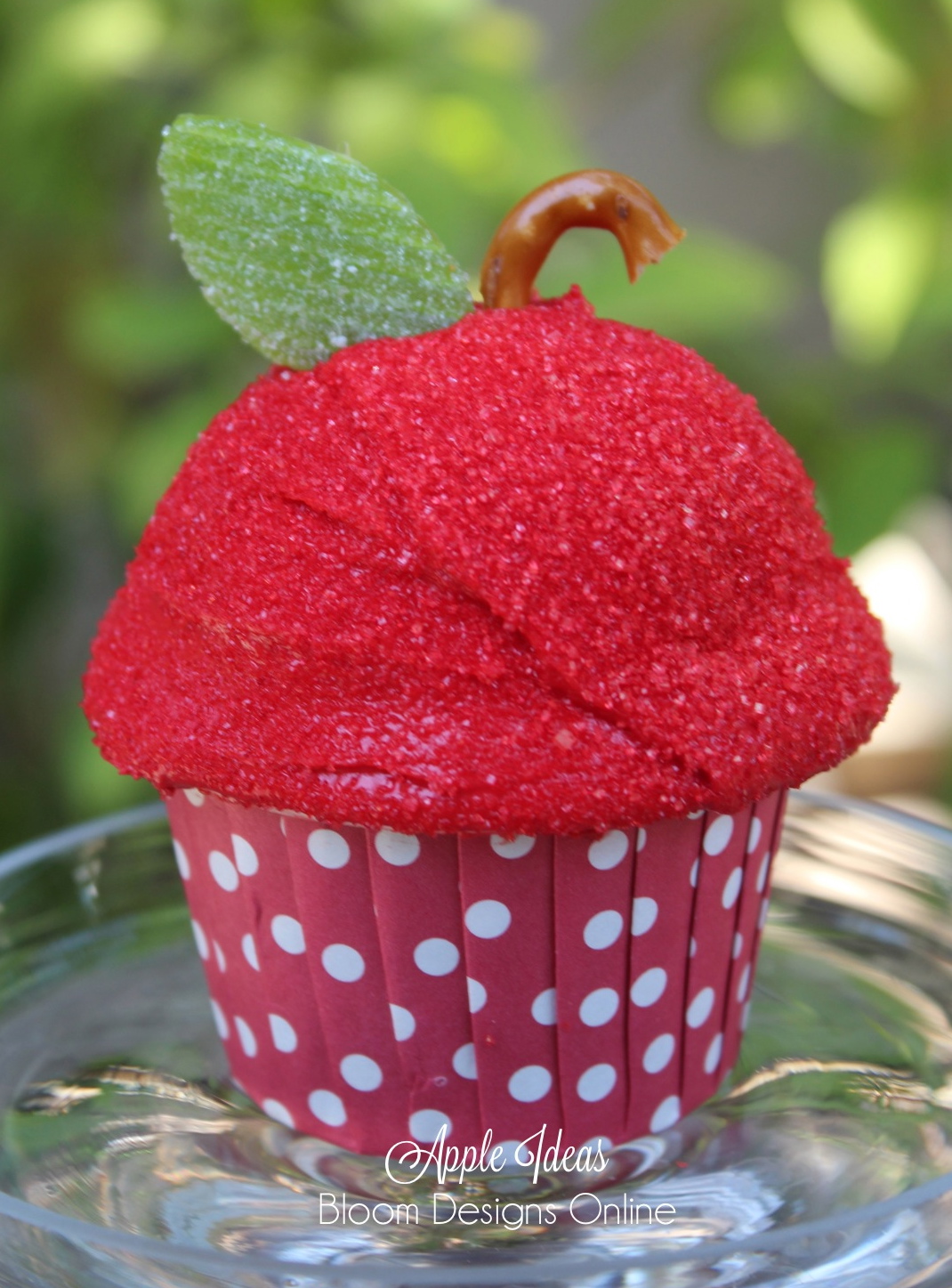 bloom designs Make It Monday Apple Shaped Cupcakes