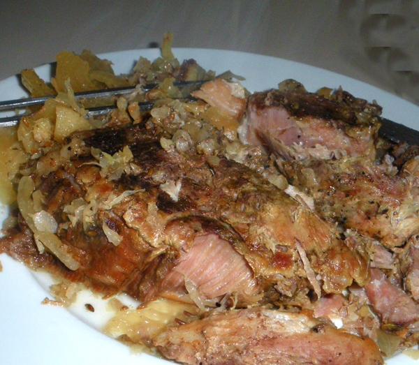 GOOD FOODIE Crock Pot Pork Roast (with apples and sauerkraut)