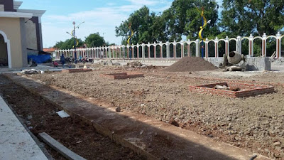 Pemasangan Paving Block di Taman Masjid Patung Mangga Indramayu