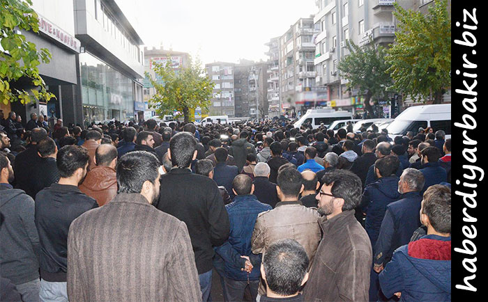 Yaşanan mağduriyetler giderilmediği gibi bunlara yenileri eklendi Mustazaflar Cemiyeti Diyarbakır Şubesi, HÜDA PAR Genel Başkan Yardımcılarından Sait Şahin ve M. Bahattin Temel ile Gazeteci Fikret Gültekin hakkında verilen mahkûmiyet kararını kınamak amacıyla düzenlediği kitlesel basın açıklamasında, kararın, akıl ve izanla açıklanmayacak hukuksuzlukların son halkası olduğuna dikkat çekilerek, yapılan yanlışlardan ivedilikle dönülmesi çağrısında bulunuldu. Yenişehir ilçesi Ofis Semtinde yapılan ve yoğun katılımın olduğu gözlenen basın açıklamasını Mustazaflar Cemiyeti Yönetim Kurulu Üyesi Üzeyr Yuva okudu.