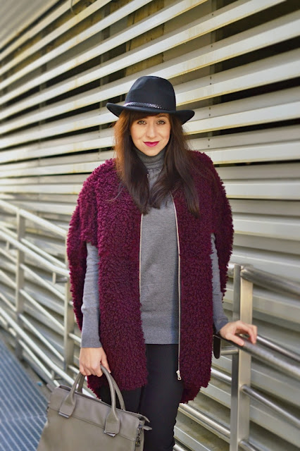 OŠIAĽ V TEXTILNOM RAJI_Katharine-fashion is beautiful_Bordová vesta_Bordové čižmy_Klobúk_Katarína Jakubčová_Fashion blogger OŠIAĽ V TEXTILNOM RAJI_Katharine-fashion is beautiful_Bordová vesta_Bordové čižmy_Klobúk_Katarína Jakubčová_Fashion blogger