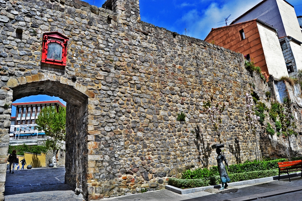 Guía de monumentos de un trotamundos stopover portal de San Juan de Bermeo