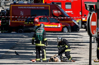 Συναγερμός στο Παρίσι - Εικόνες σοκ: Νεκρός στον δρόμο ο δράστης - Οπλοστάσιο το αμάξι του