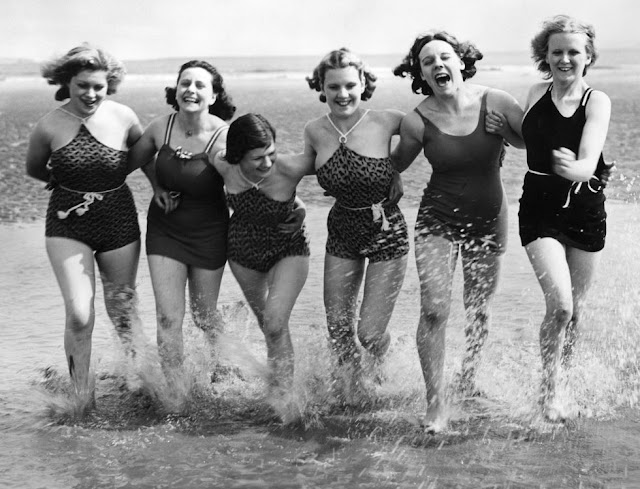Before Bikini Era: 36 Vintage Photos of Female Swimsuits in the 1930s ...