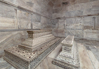 The actual tombs of Mumtaz Mahal and Shah Jahan in the lower level. The actual tombs of Mumtaz Mahal and Shah Jahan in the lower level.