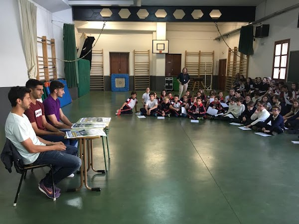 Jugadores del Linares Deportivo visitan el colegio Sagrado Corazón