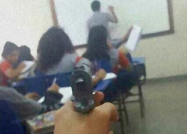 PERIGO: aluno de escola do centro de manaus publica no facebook foto com arma em sala de aula