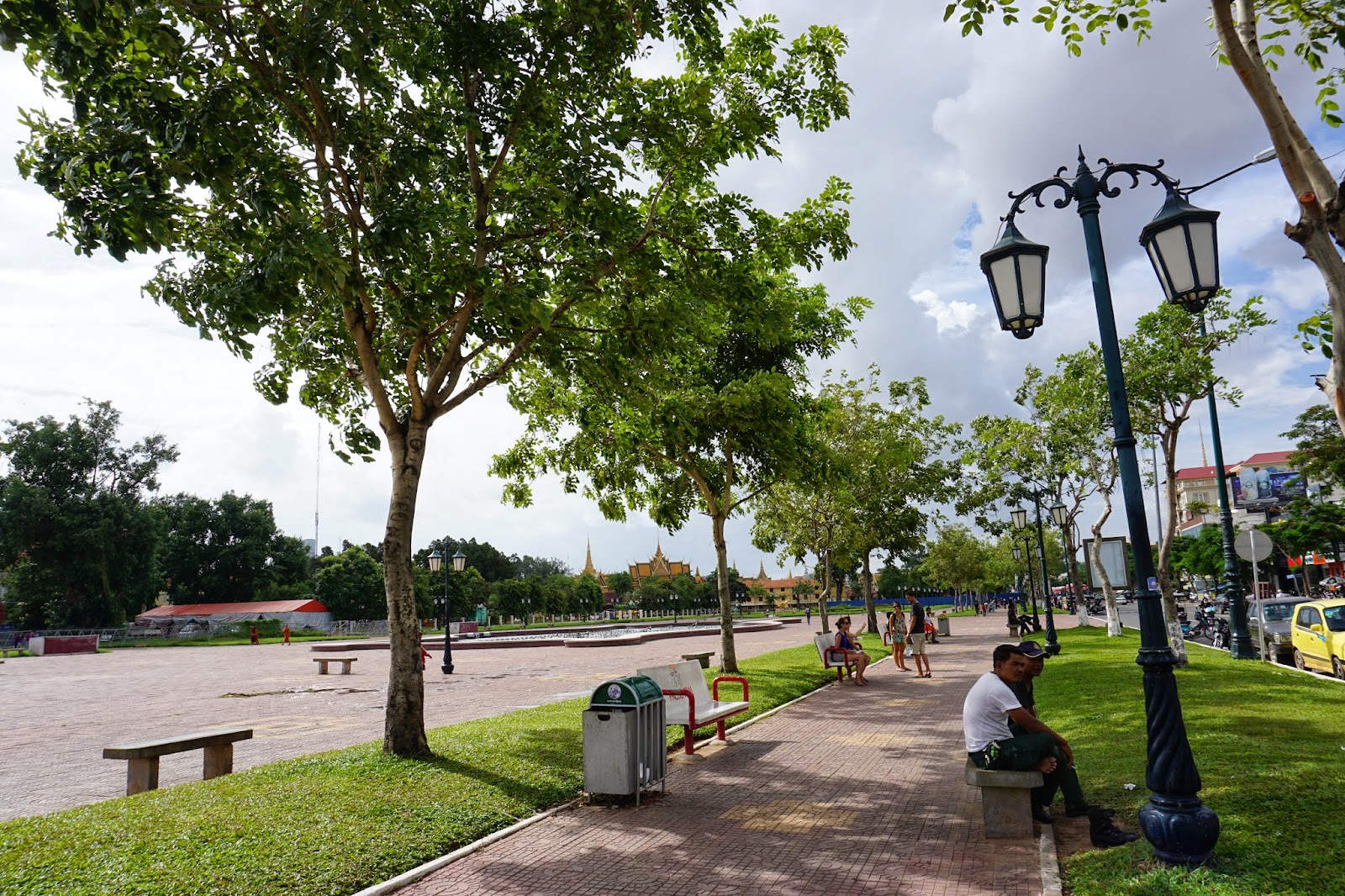 Taking an afternoon stroll around Wat Botum park