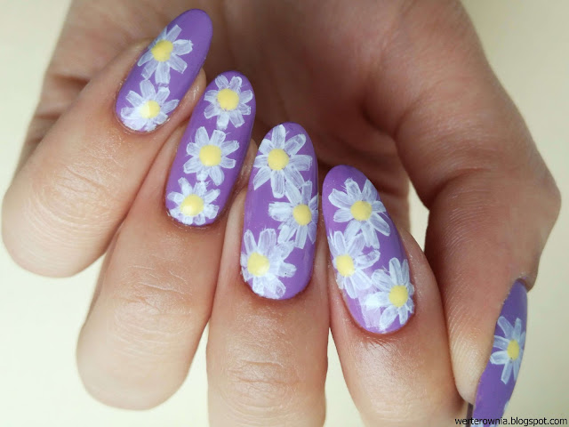 fioletowe paznokcie w białe kwiatki