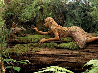 esculturas en el bosque