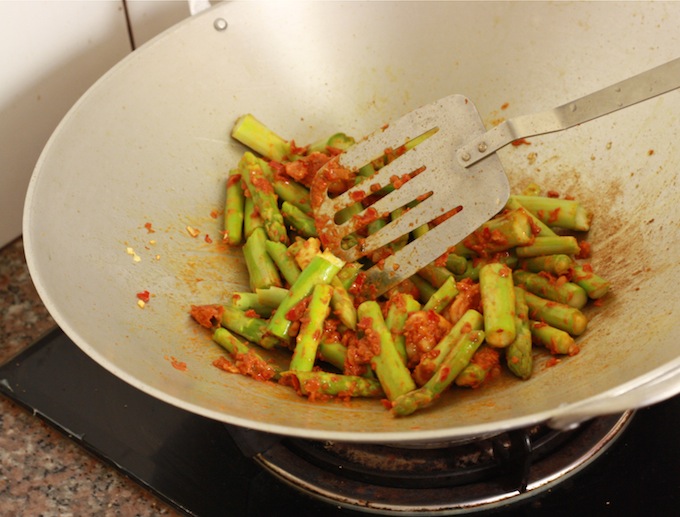 Sambal Asparagus recipe by SeasonWithSpice.com