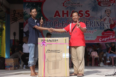 Penyerahan Hadiah Utama oleh Pak Johandi Penyerahan Hadiah Utama oleh Pak Johandi