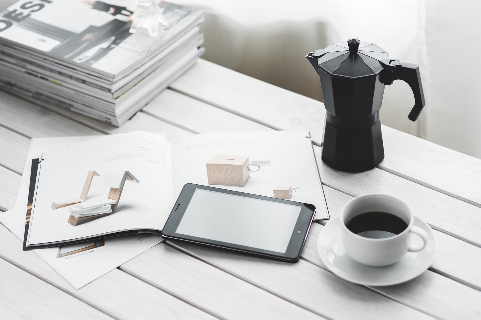 tablet i gazeta slow life, minimalizm, ogarnij swoją przestrzeń, jak postprzątać szafę, segregacja ubrań, porządek w szafie, porządek w pokoju