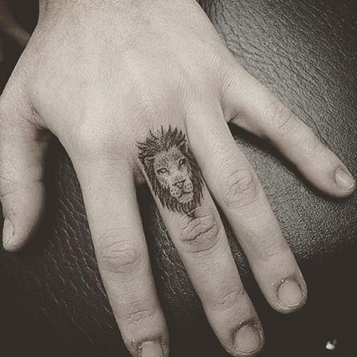 finger lion tattoo orta parmak aslan dövmesi finger lion tattoo orta parmak aslan dövmesi