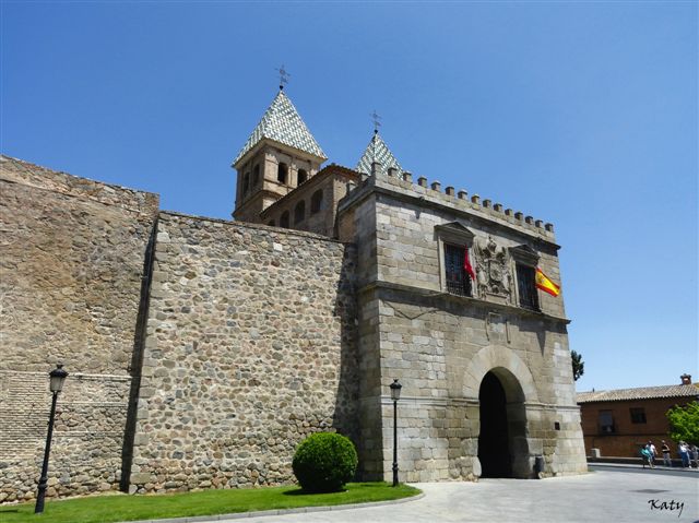 patio interior que significa ciudadana del mundo puerta de bisagra toledo patio interior que significa ciudadana del mundo puerta de bisagra toledo