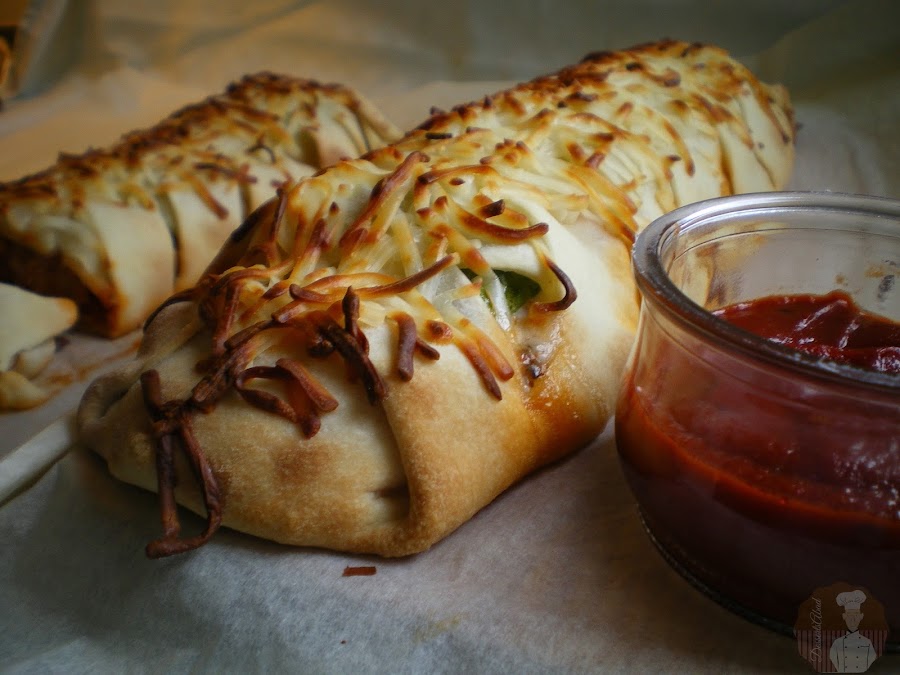 Stromboli fácil de pollo asado y mozzarella