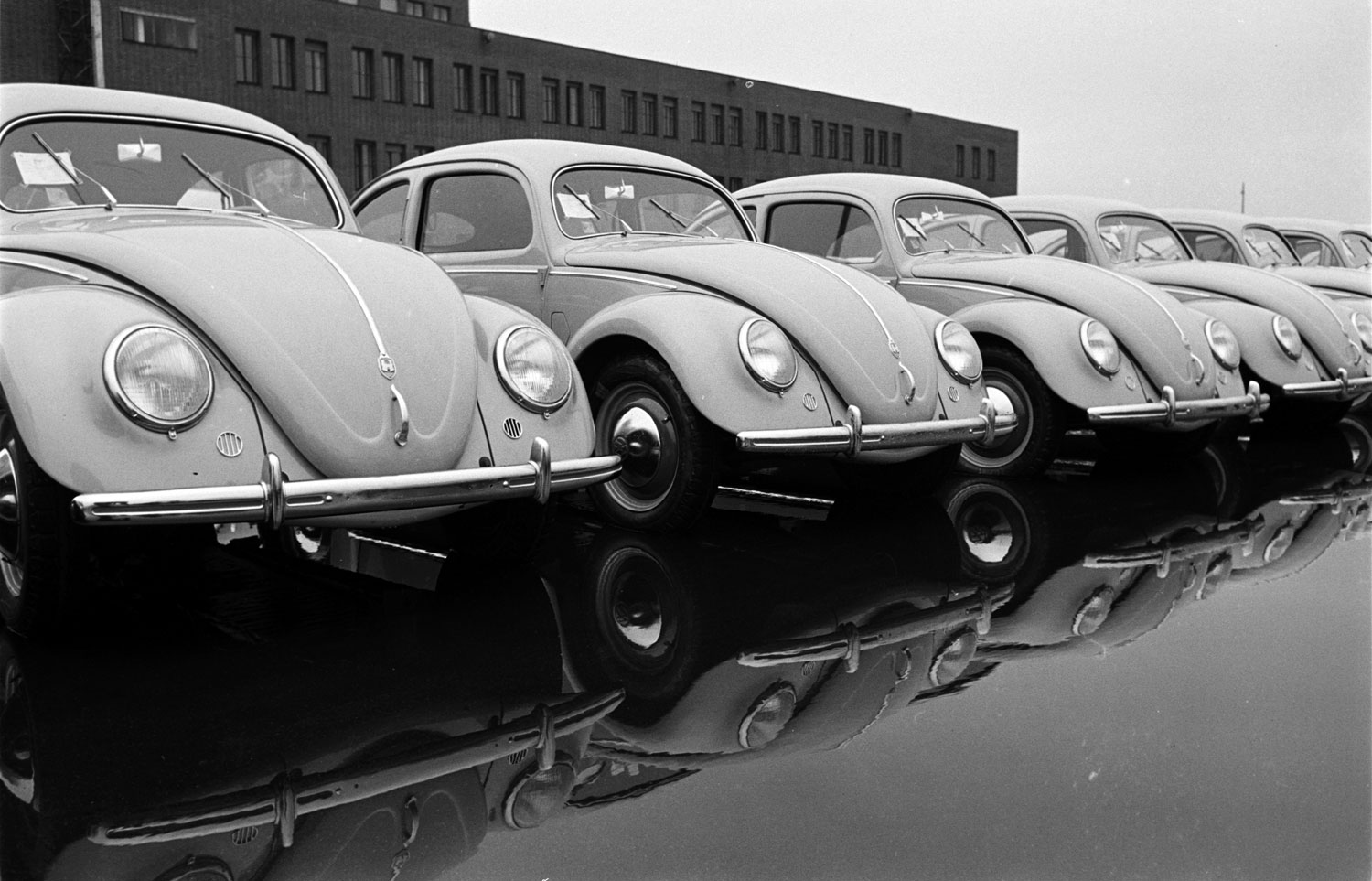 23 Amazing Black and White Photographs Captured Volkswagen's Main Plant
