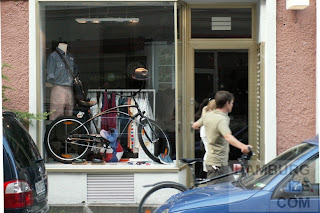 Das Fahrrad als Schaufensterdeko hamburgize.com / Stefan Warda