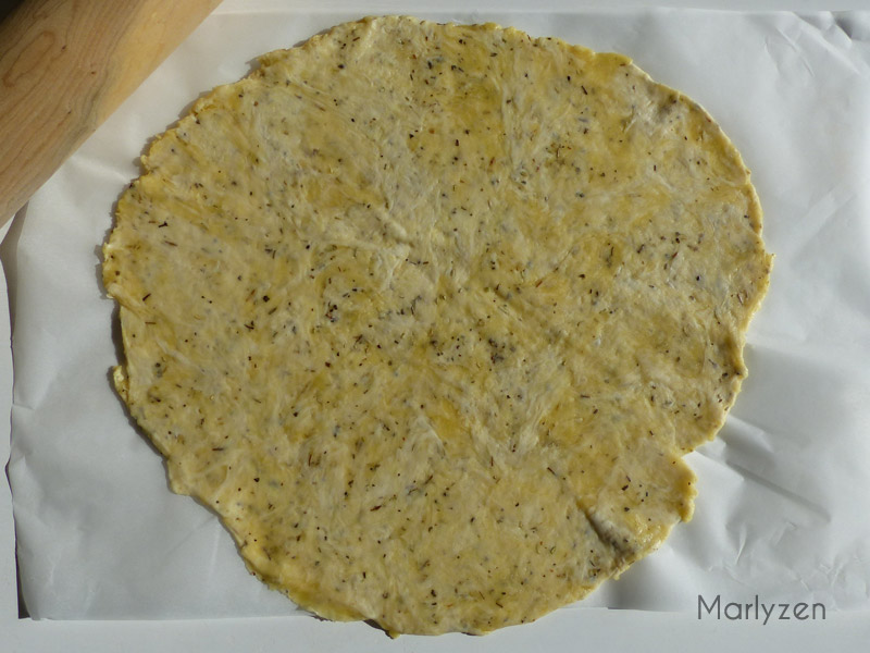 Etalez la pâte entre deux feuilles de papier sulfurisé.