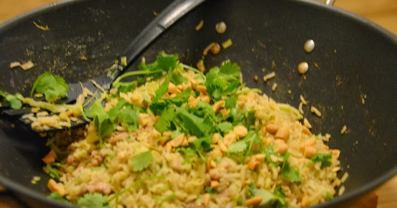 Frøken Uldbjergs Køkken: Stegte ris med kylling, spidskål, porre ...