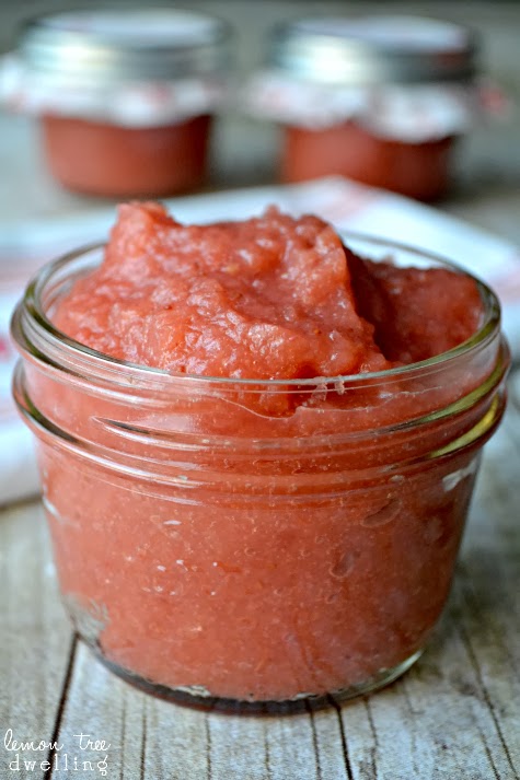 Strawberry Applesauce - would make a delicious homemade Valentine's Day gift!