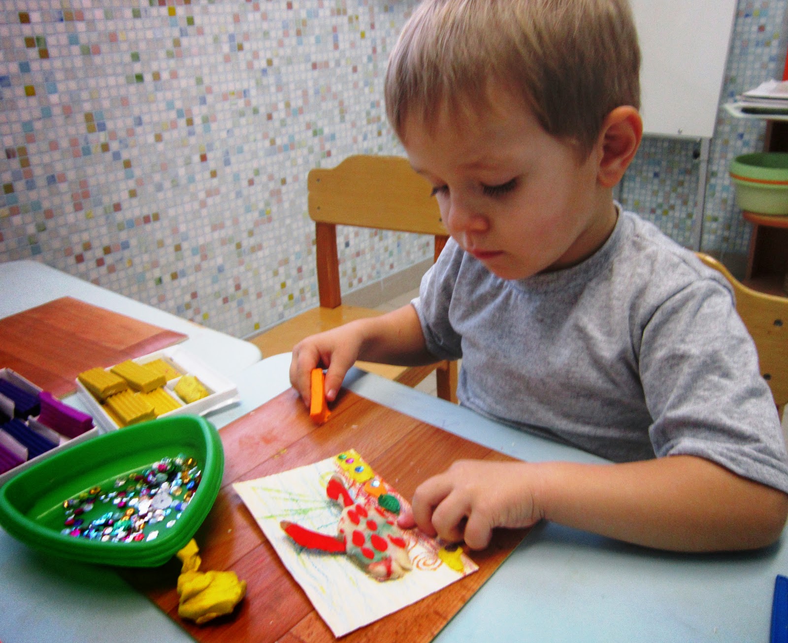 материалы для занятия лепки. организация занятий лепкой. игры с тестом для лепки. занятия лепка с детьми. дети рисуют лепят.