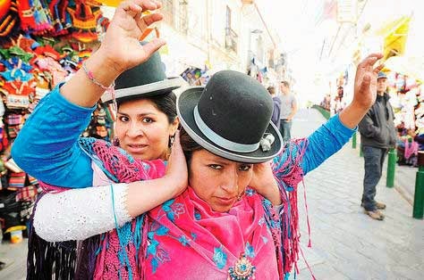Cholitas luchadoras bolivianas se promocionan para los turistas