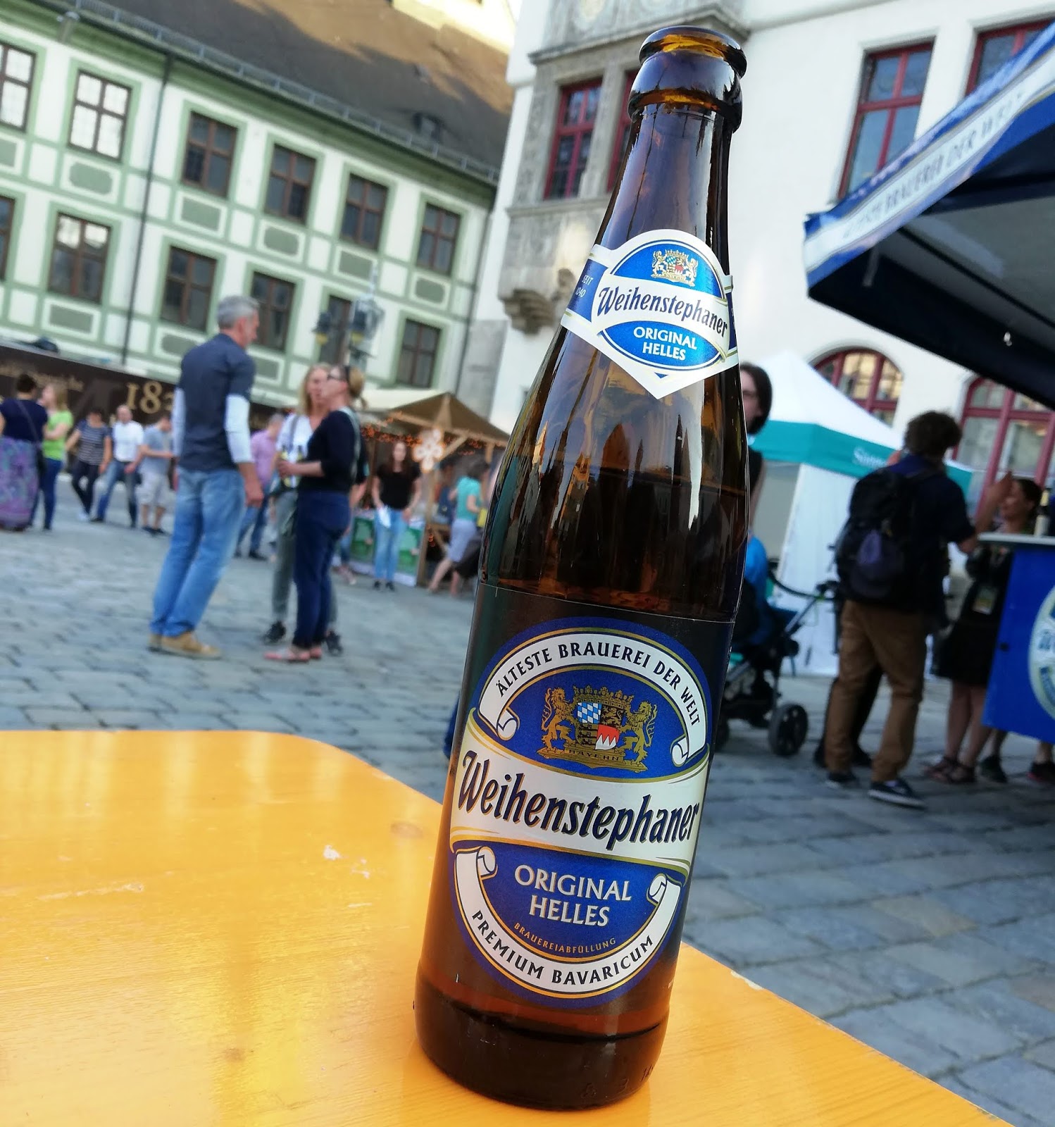 Пиво с синей этикеткой. Пиво немецкое в бутылках. Немецкое пиво синяя этикетка. Немецкое пиво с синей этикеткой. Пиво с синей этикеткой на бутылке.