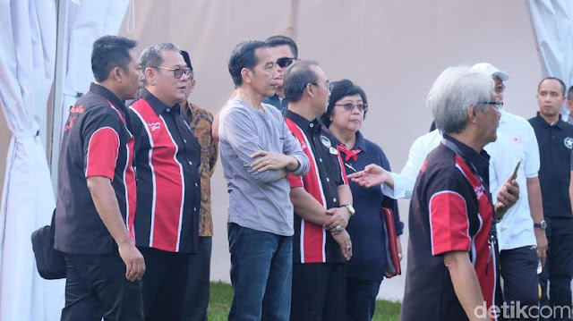 Selain Jokowi, ada Menteri Lingkungan Hidup dan Kehutanan Siti Nurbaya Bakar. Tak ada yang mengenakan setelah jas. Selain Jokowi, ada Menteri Lingkungan Hidup dan Kehutanan Siti Nurbaya Bakar. Tak ada yang mengenakan setelah jas.