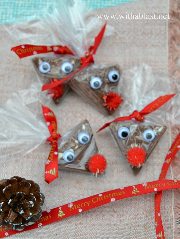Quick Reindeer Treats ~ Took me less than 3 minutes to make one of these cute Christmas Reindeer Treats - perfect for classmates, stocking fillers etc #ChristmasTreats www.WithABlast.net