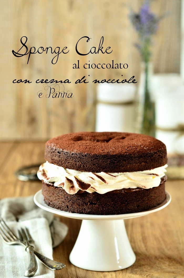sponge cake al cioccolato con crema di nocciole e panna