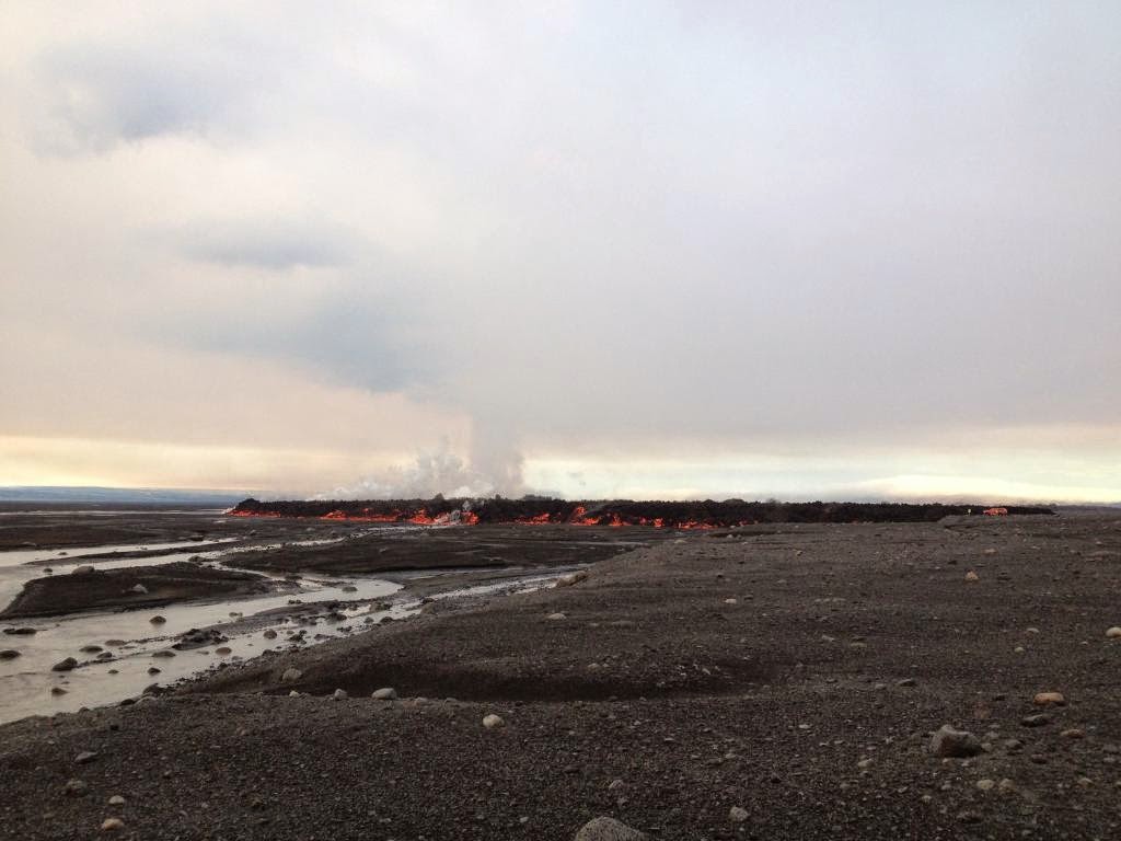 La coulée de lave du volcan Bardarbunga, dans la plaine d'Holuhraun, entre dans le lit de la rivière Jokulsá á Fjöllum; 07 septembre 2014