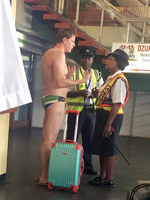 Alamak! Pria Ini Check-In di Bandara Cuma Pakai Celana Dalam dan Sandal Jepit, Ini Alasannya Alamak! Pria Ini Check-In di Bandara Cuma Pakai Celana Dalam dan Sandal Jepit, Ini Alasannya