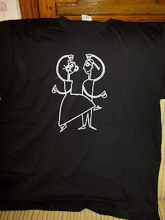 samarreta negra de xic, amb dibuix de dos balladors