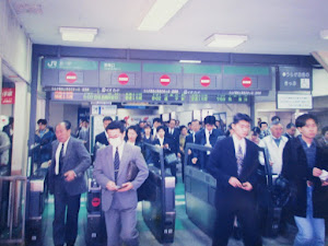Disciplined Commuters alighting from "SHINAGAWA STATION" in Tokyo.(6-4-1995)