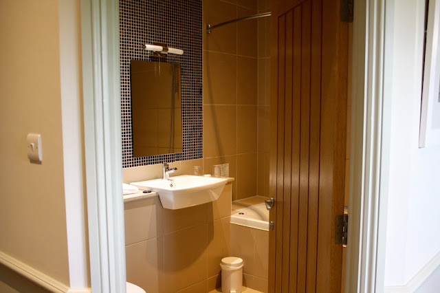 quy-mill-hotel-spa-cambridge-review-bathroom