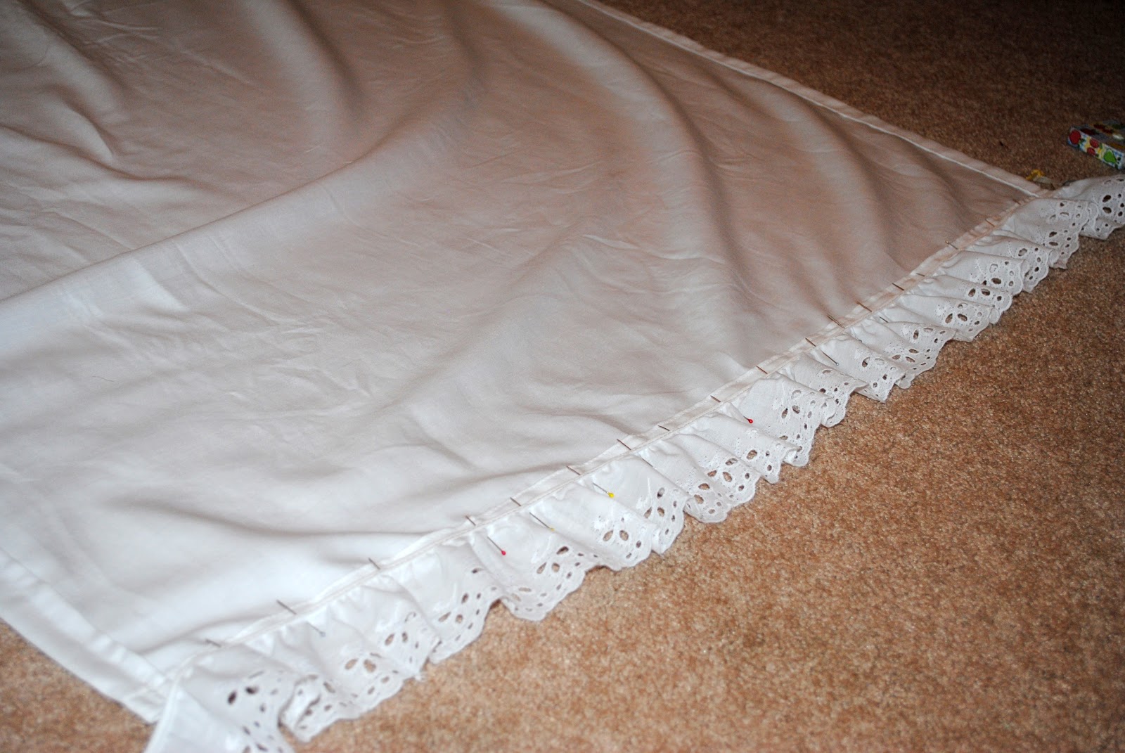 Sweet Metel Moments Tutorial Girly Tablecloth With Eyelet Trim