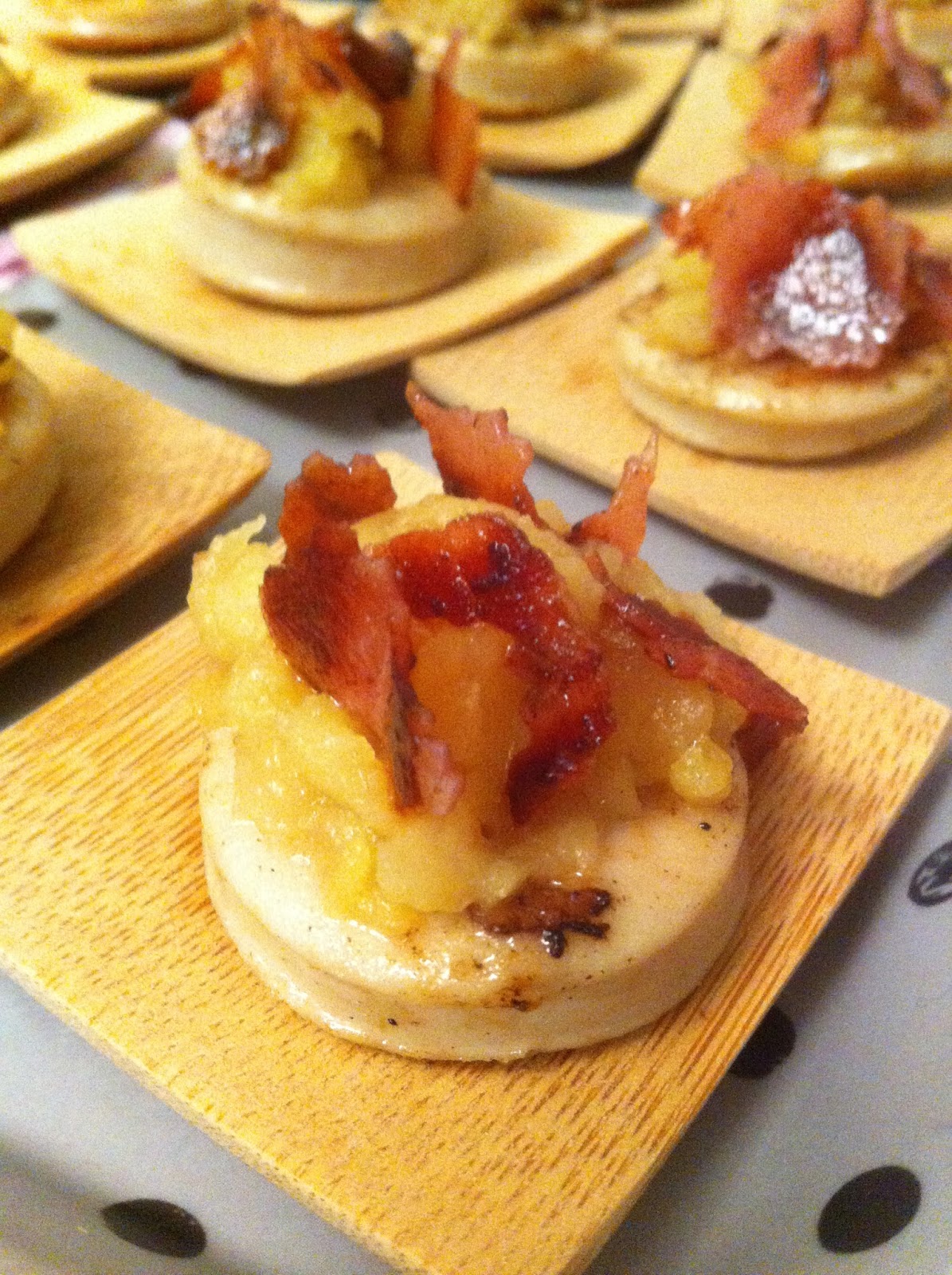 Lalloux Bouchée apéritive boudin blanc compote de pommes et bacon grillé