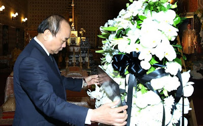 Thủ tướng đặt vòng hoa viếng nhà vua Thái Lan