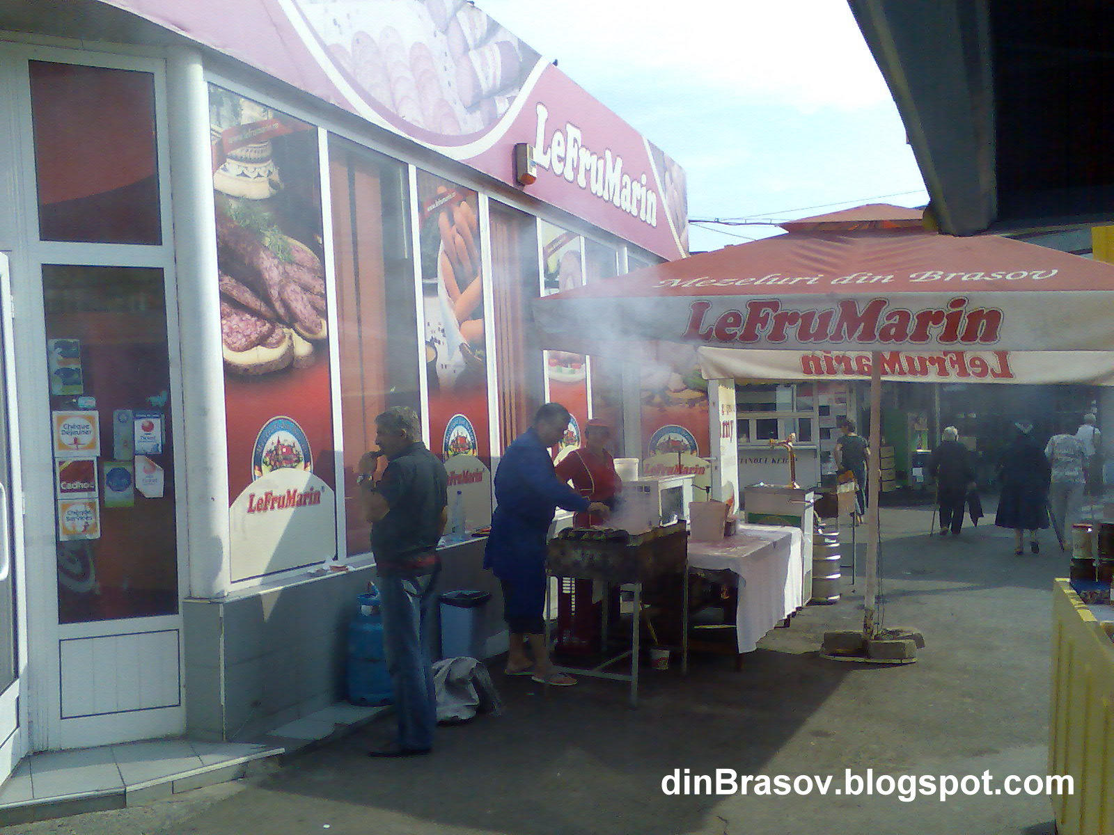 din Brasov Gratare si fum in Piata Astra de parca ar fi Ziua Recoltei