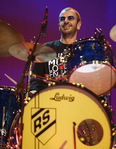 Ringo Starr Foto de Ringo Starr posando con su bateria
