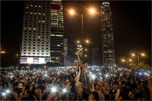 "La luz de los móviles" nueva protesta en Hong Kong