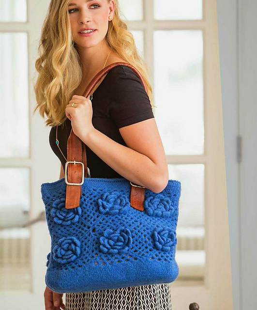 blue bag with roses Crochet pattern