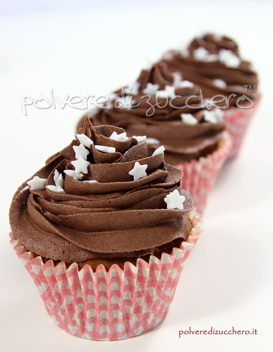 Cupcake decorati con frosting al cheese cream al cioccolato con