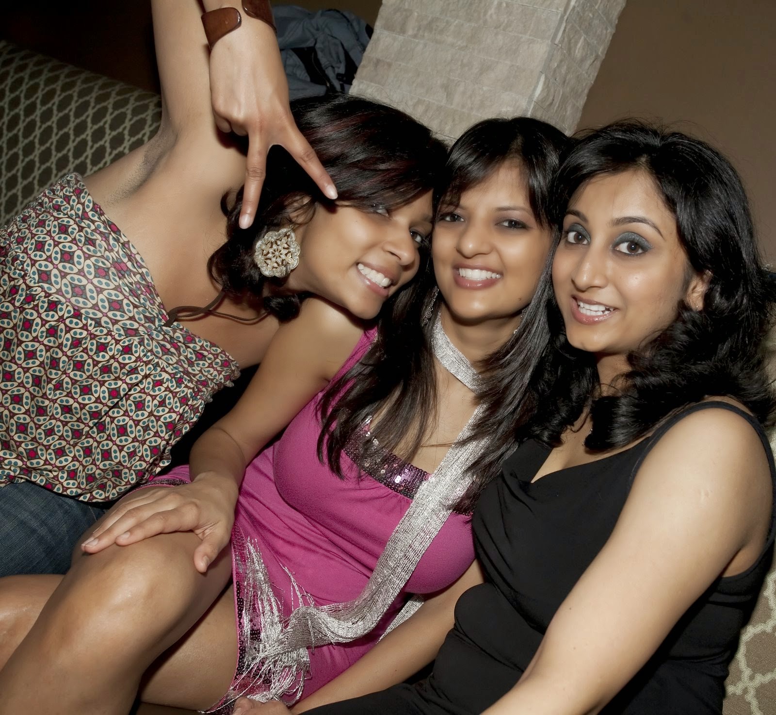 Лезбиянки одна индианка другая белая desi Фото