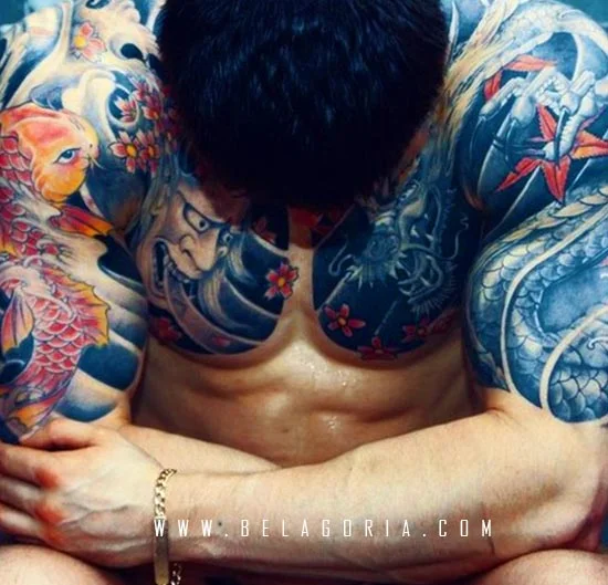 Vemos atleta con brazos llenos de tatuajes de carpas