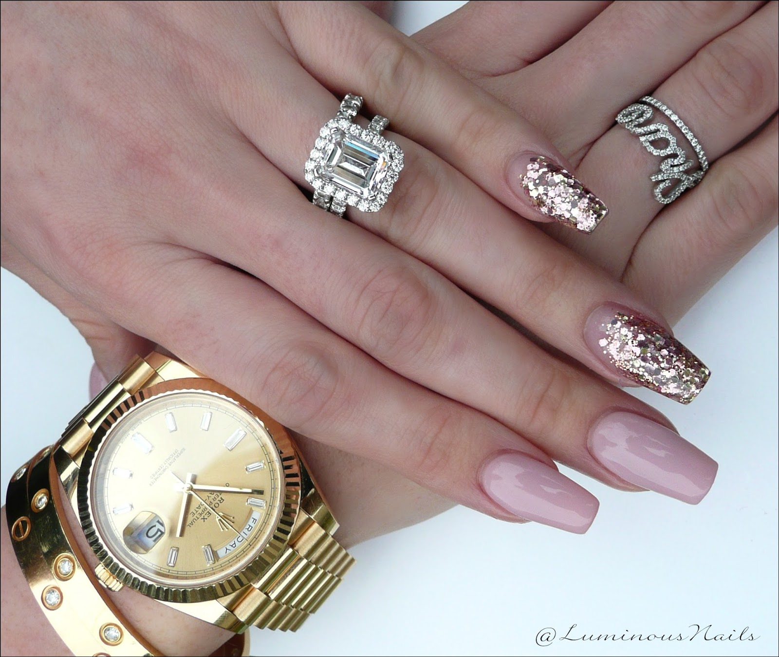 luminous nails: nude pink & glittery gold acrylic nails.