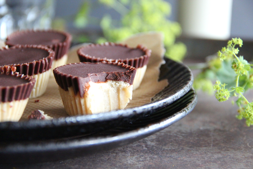 Rohe Cashew-Kokos-Cups mit Tahin und Schokoladenhaube - Kirschbiene kocht